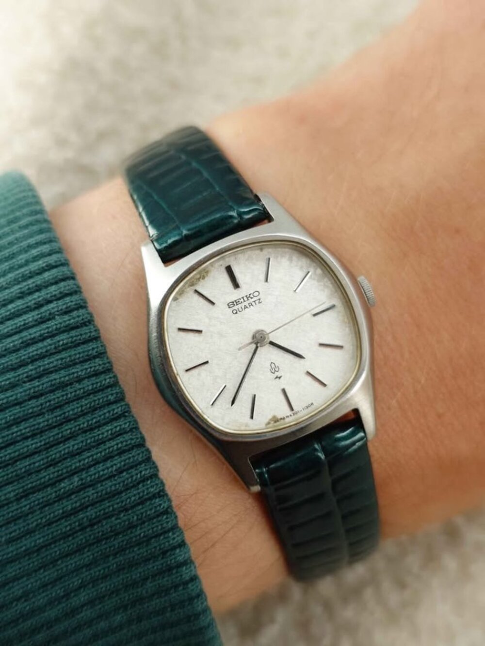 Seiko Quartz Women's Watch 4301-5000 Vintage 1974 Silver Textured Dial 23mm 70s